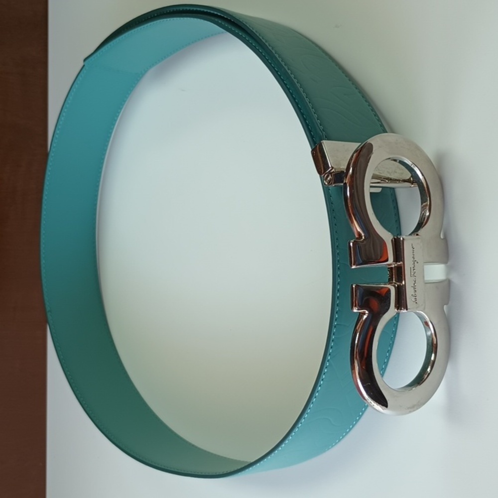 SALVATORE FERRAGAMO REVERSIBLE AND ADJUSTABLE GANCINI BELT 1.5"